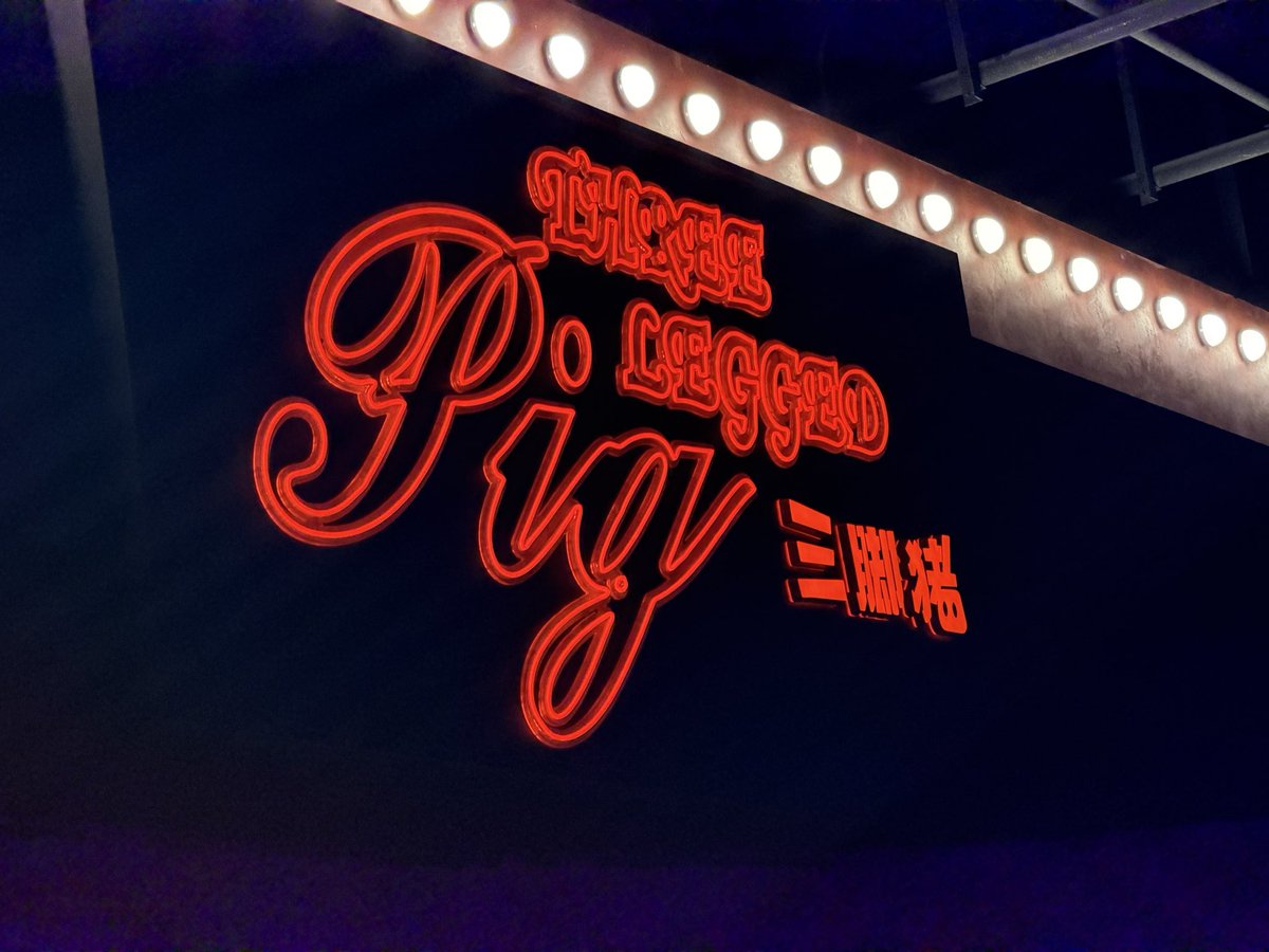 小陈骑电瓶车送我去看脱口秀。
我：你知道在哪儿吗？
他：知道啊，不就华侨城你每次都去那个
我：不是不是！不过也是那边，你往那边走吧
（他说的是华夏剧场，剧女家属已经有剧场地图了