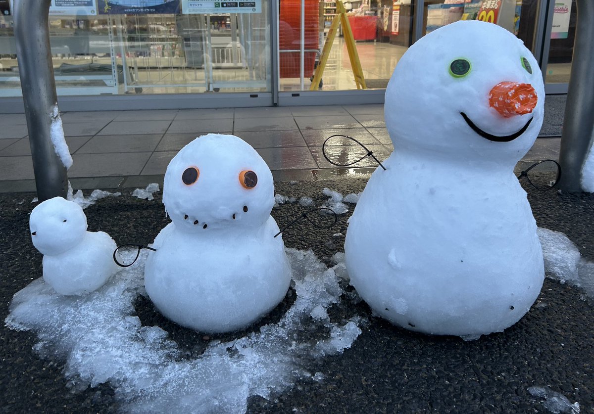 コンビニ行ったらなんか雪だるまおった