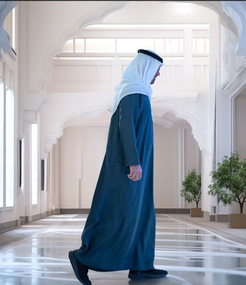 سألت الذكاء الاصطناعي  حلل لي شخصية هذه الصورة   : 
سأحلّل الانطباع الشخصي الظاهر من الصورة فقط—لا هوية، ولا حكم قطعي، بل قراءة دلالات بصرية وسلوكية محتملة:
📸 القراءة العامة
الملبس: كندورة داكنة + غترة بيضاء مرتبة
الوضعية: مشي هادئ، رأس مائل قليلًا، لا التفات
المكان: فضاء واسع،