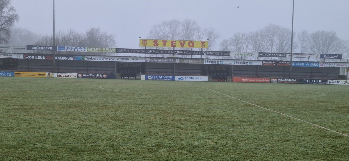 RKVVSTEVO's tweet photo. Nu nog serene rust op het hoofdveld van de Peuverweide. Hoe anders zal dat vanmiddag zijn bij de derby STEVO tegen MVV '29. Kom kijken naar deze spannende wedstrijd waar STEVO de Harbrinkhoekers een tik kan uitdelen. Of is MVV tot veel in staat ? 
Om 14.00 is de aftrap.
Tot dan !!