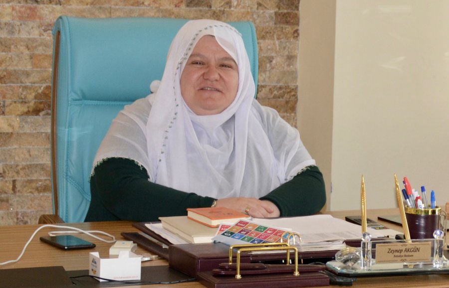 Zeynep Akgün Başkan kılığı, kıyafeti ve duruşuyla Anadolu kadınının timsalidir.

Zeynep Akgün hanımefendiye yönelik nefret dolu çirkin ifadelerin sahibini esefle kınıyorum.

Bu kişi hakkında ilk işlemi emniyet ve savcılıktan önce saflarında siyaset yaptığı, kurucusu bir kadın