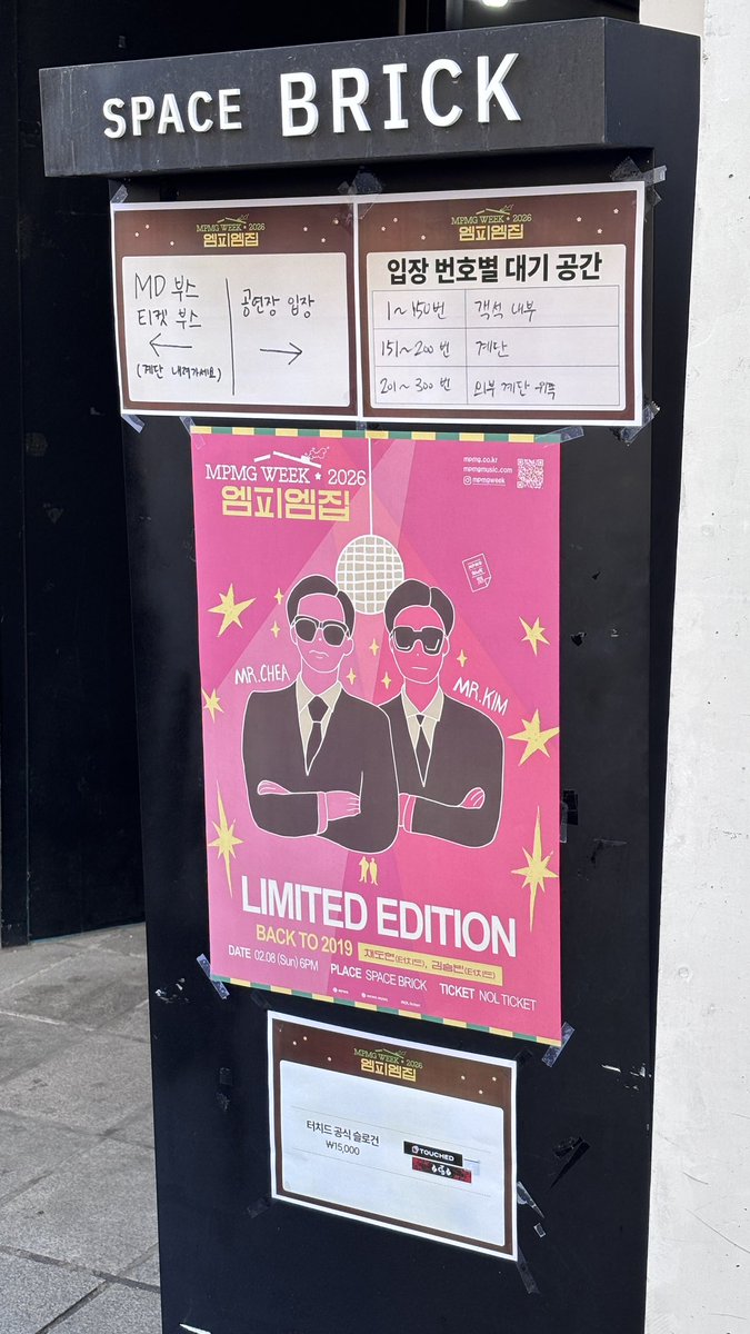 실내 생각보다 좁다. .