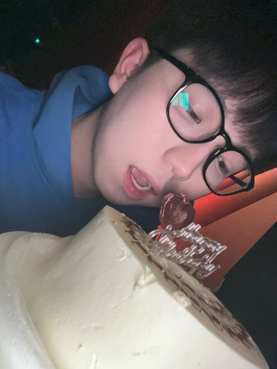 kcnil_0's tweet photo. 今天不emo 今天過生日^-^ https://t.co/73hPdZGyYo