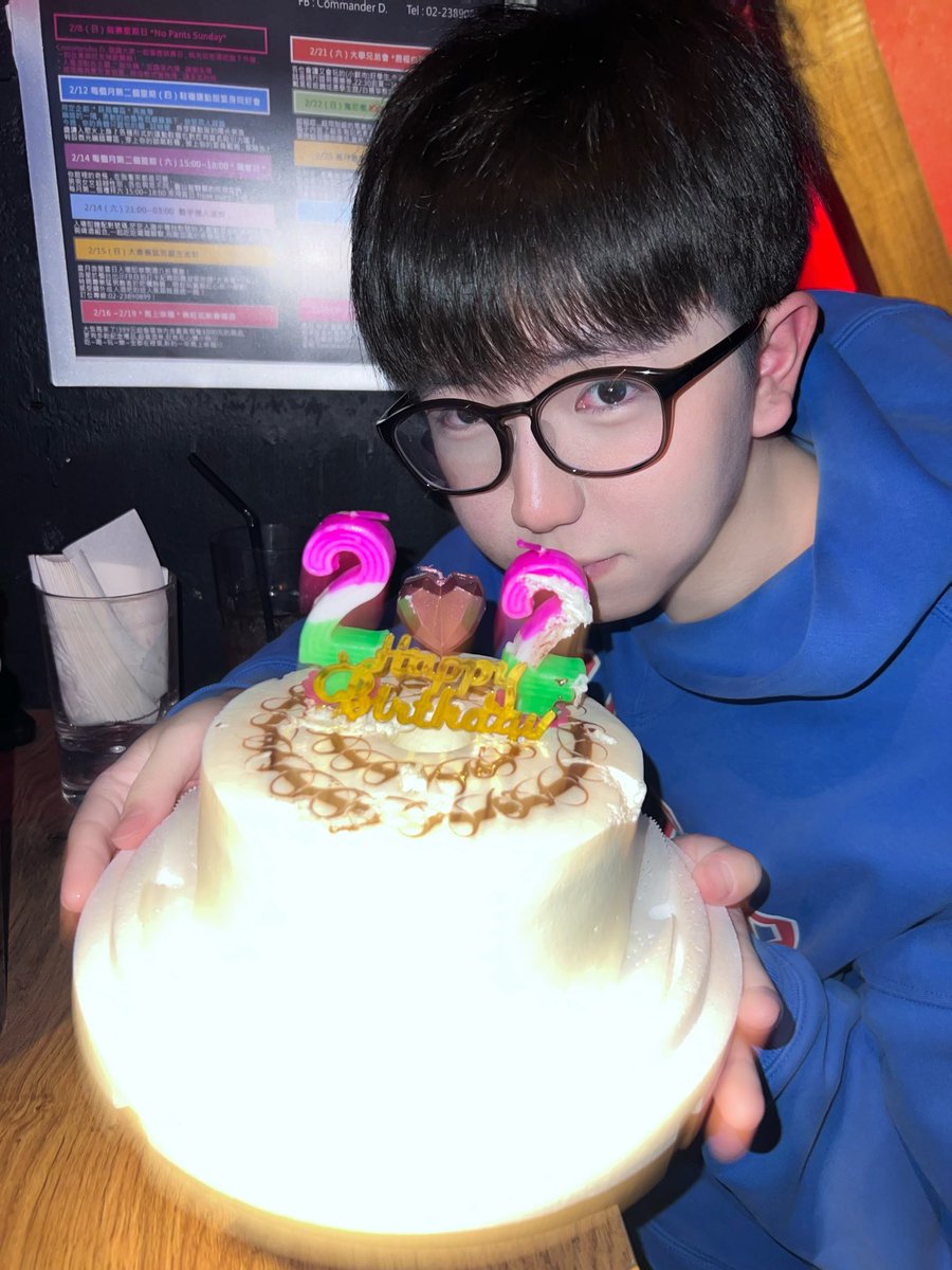 kcnil_0's tweet photo. 今天不emo 今天過生日^-^ https://t.co/73hPdZGyYo