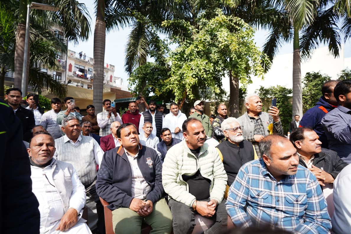 उत्तम नगर से हमारे पूर्व विधायक नरेश बाल्यान जी के परिवार से आज उनके आवास पर जाकर मुलाकात की। BJP ने झूठे केस लगाकर उन्हें एक साल से जेल में बंद कर रखा है, लेकिन नरेश भाई का हौसला चट्टान की तरह मज़बूत है। उनके परिवार और स्थानीय कार्यकर्ता भी पूरी मजबूती से साथ खड़े हैं।

अन्याय