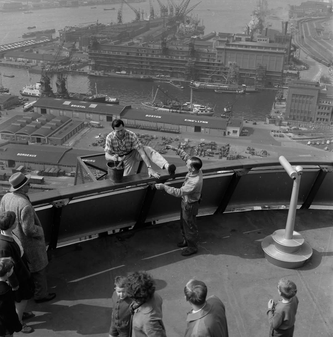 Rotterdamvntoen's tweet photo. Glazenwassers van de Euromast zijn bezig met hun werkzaamheden, 21 april 1960. Op de achtergrond de Sint-Jobshaven. De fotograaf is Cock Tholens en de foto komt uit het @stadsarchief010 https://t.co/PfAH0e2MD8