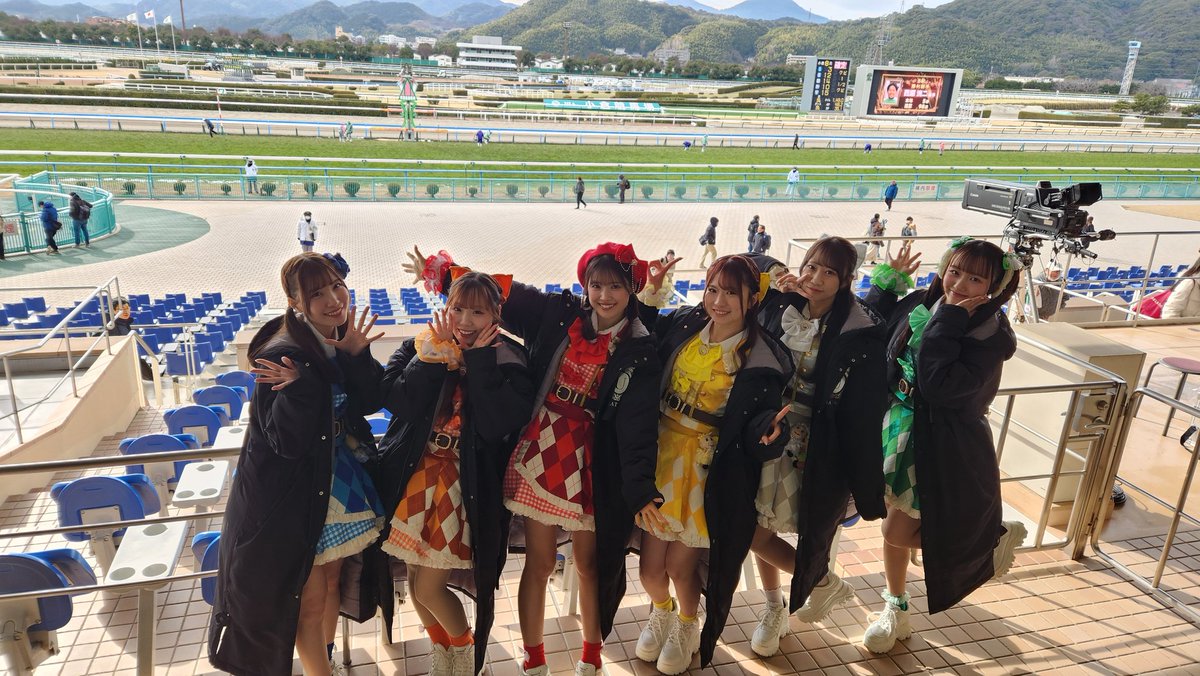 _UMATENA's tweet image. 🏇小倉競馬場🏇

本日は寒い中、小倉競馬場にご来場頂きましてありがとうございました!!

急遽1回目のLIVEが中止になってしまいましたが、無事に表彰式プレゼンター・2回目のLIVEも実施でき
ファンの方もたくさん応援して頂き嬉しかったです✨

いよいよ、2.12（木）は佐賀記念
!!…
