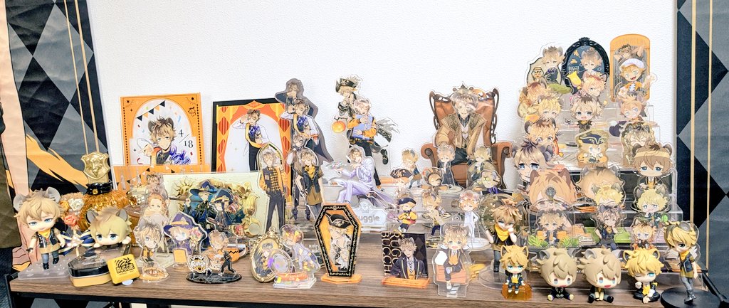 他ジャンルに渡るのとアクリル好きだから物量が…並べ方のセンスも