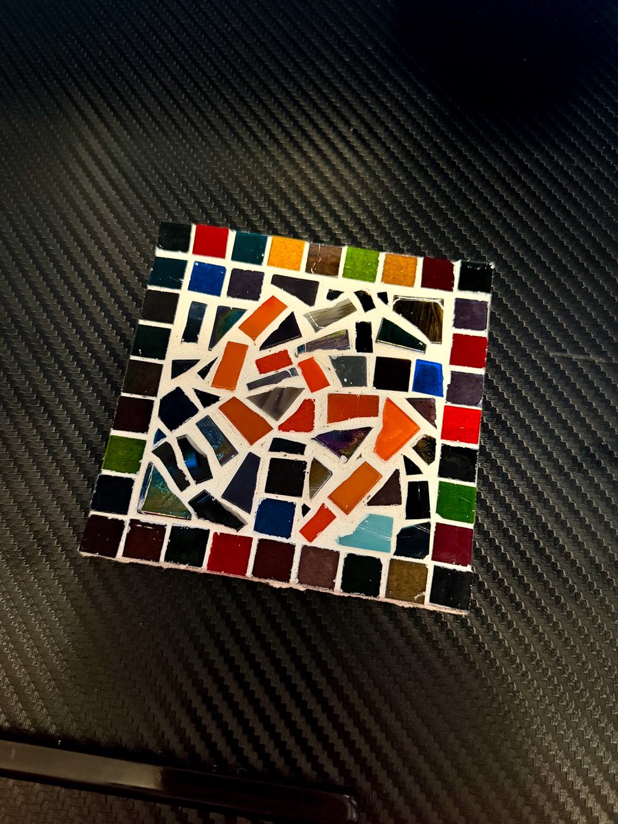 Surprise! I have a life 😂 Did some arts and crafts with the IRLs today. I present you my SIX SEEVVVEEEENN birdhouse and coaster