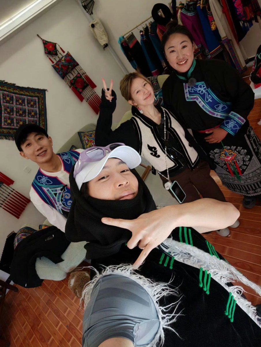 unreleased pics of #zhaolusi and victor ma during <be myself> filming 

damn we are getting sang siblings crumbs every single day 🥺🥺🥺