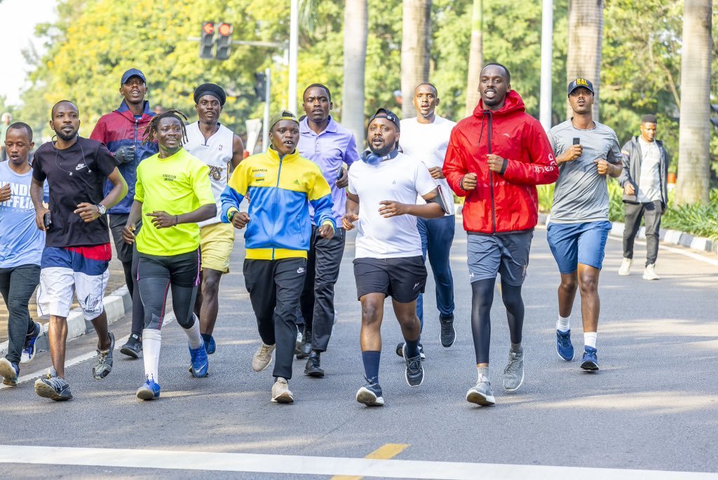 📸AMAFOTO📸

Abatuye mu bice bitandukanye bigize Umujyi wa Kigali bitabiriye Siporo Rusange yo kuri iki Cyumweru. Mu butumwa bahawe, basabwe kwitabira igikorwa cyo kwemeza imyirondoro no kwifotoza kugira ngo bazahabwe Indangamuntu Koranabuhanga (E-Ndangamuntu).

Kuri uyu wa