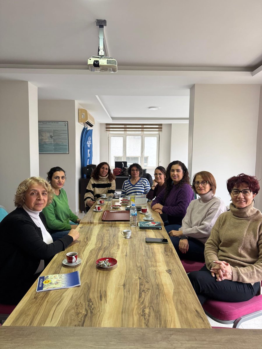 İskenderun Şube Kadın Meclisi olarak toplandık. 8 Mart hazırlık toplantımızın ardından Kitap Kulübü olarak atölyemizde Damızlık Kızın Öyküsü kitabımızı tartıştık. 
Kadınlar Eğitim Sen'de birlikte güçlü!
