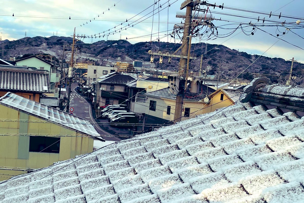 okitsuya's tweet photo. せっかくなので屋上から記念撮影
そんなに積もらずすぐ止んでしまったけど、私を含め雪でテンションが高まりはしゃぐ清水区民からのLINEがとまらない笑 https://t.co/D4PzO1bfxS