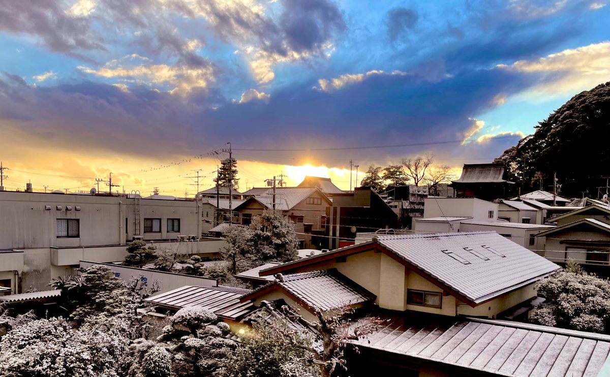 okitsuya's tweet photo. せっかくなので屋上から記念撮影
そんなに積もらずすぐ止んでしまったけど、私を含め雪でテンションが高まりはしゃぐ清水区民からのLINEがとまらない笑 https://t.co/D4PzO1bfxS