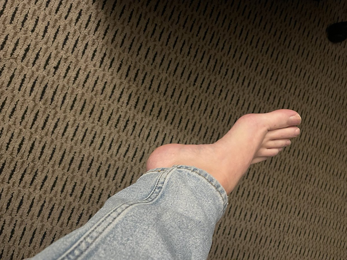 michellecd2112's tweet photo. Suck my toes https://t.co/E8uVjzQ1qq