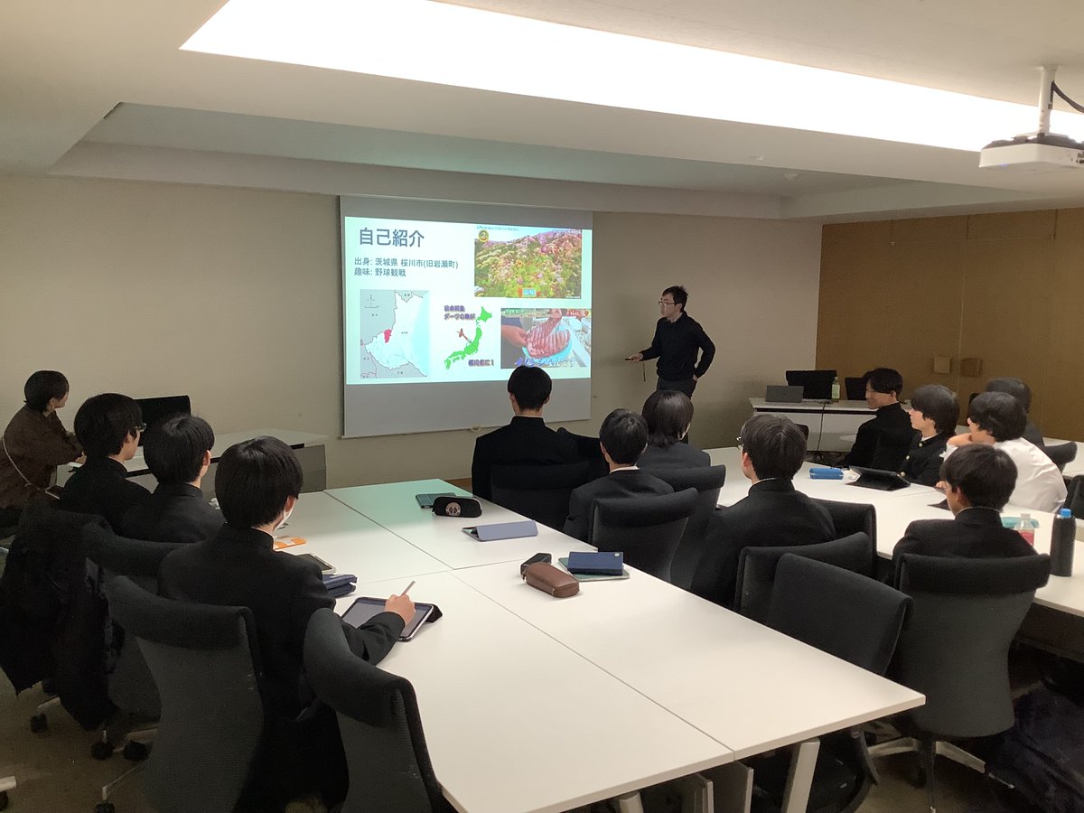 Nojilab_UTokyo's tweet photo. 昨年末の12月23日に、野地さんの母校・春日部高校の1年生29名がいらっしゃいました。野地さんによる研究についての講演、当研究室の大学院生との懇談・ラボツアーなどを行いました。またぜひお越しください! https://t.co/3ajwJfUd1h