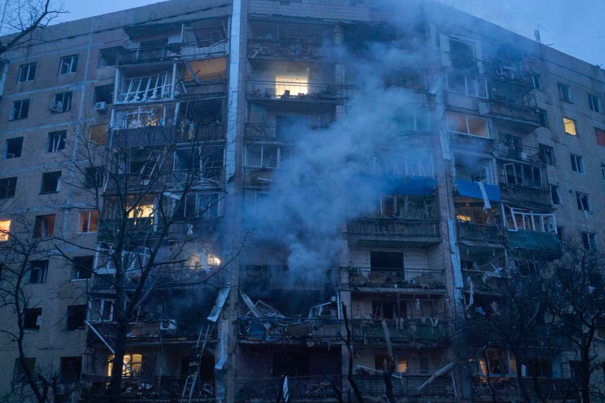 🔴 Russia struck a residential block in Kramatorsk, Donetsk region, at dawn.

State Emergency Service of Ukraine says one person was killed, two injured, as apartments and cars burned in the courtyard.