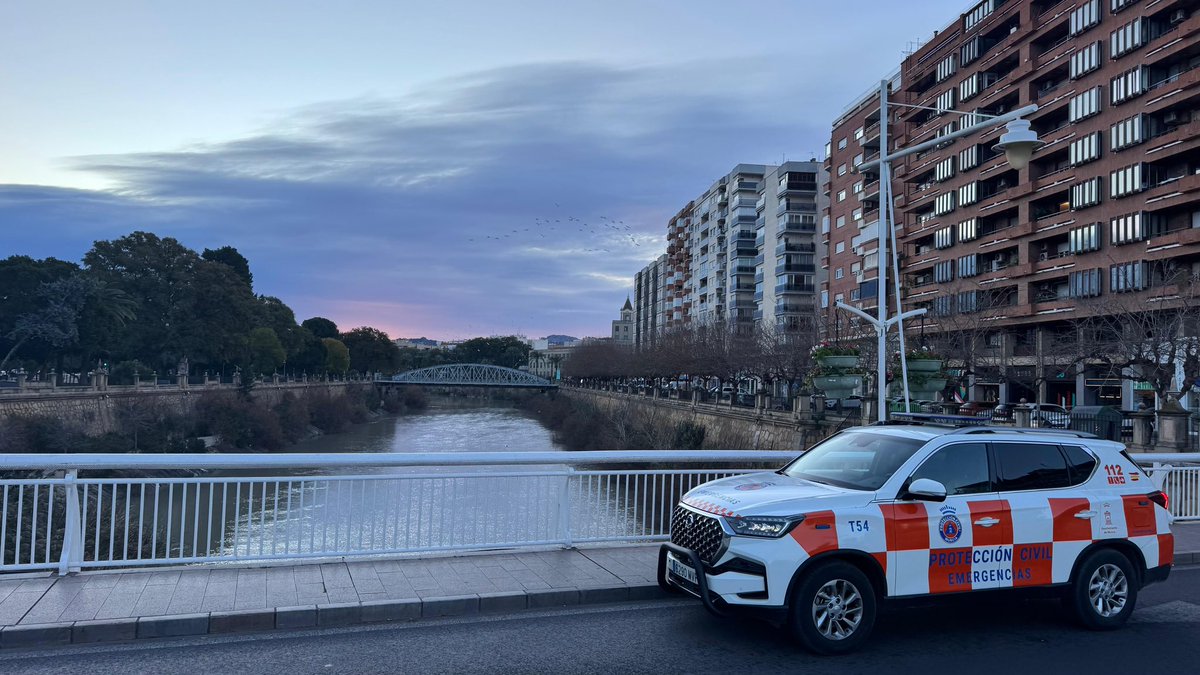 Buenos días ⛅️

Así se encuentra el río Segura a su paso por la ciudad de Murcia.

Por el momento, la crecida del nivel no ha afectado a las motas, excepto en un punto localizado bajo el puente de la Fica.

🚧 Los accesos permanecen balizados como medida preventiva.