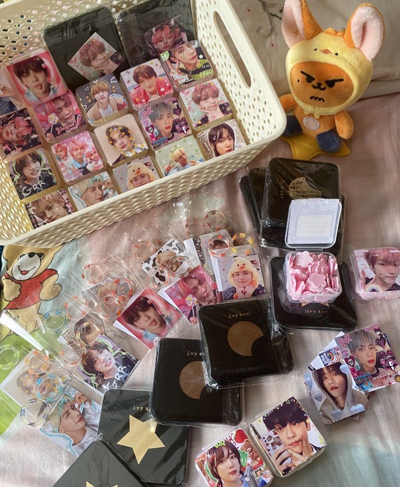 frnnaaq's tweet photo. HI MOAS ^~^
🦊 freebies by @frnnaaq for #txtinkl 
↳ time and place tba
↳ just say hi and repost this post to claim !

𖤐 very limited qty
𖤐 open trade 🕺🏻
𖤐 each can choose one freebies( flower soap, handmirror or resin rings)

come and get the freebies moas !! 🥹❤️ #TXTinKL https://t.co/0PYyPjtr26
