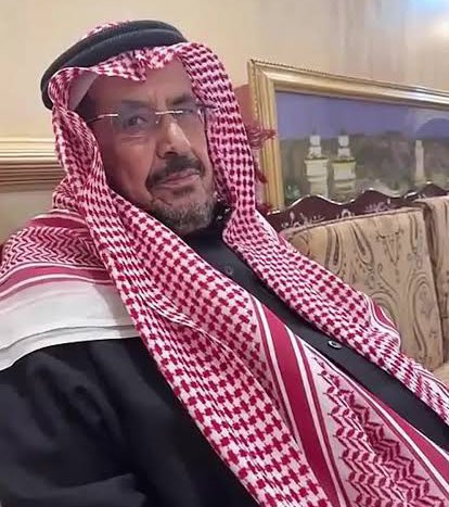 fahad_alkulaib's tweet photo. العصامي هو من يبني ثروته ومشاريعه من الصفر،معتمداً على المثابرة،والذكاء، وقدرته على مواجهة التحديات،وتتجسد قصته وأخيه #حمدان - رحمه الله ، الذين بدأوا حياتهم بأعمال وبوظائف بسيطة و بتحديات كبيرة ،ليصبح من رواد إلا عمال الناجحين،وكانت تكمن فلسفته في تحويل الفشل إلى فرص للنجاح  انه الوجيه الكريم #محمد_بن_راشد_بن_فوزان_بن_محمد_بن_عقيل_الفوزان-، أحد الاعيان الوجهاء  بمحافظة #الزلفي، ولد   #بالزلفي عام١٣٦٢هـ ونشأ بها  يتيم الأب مع أخيه  - رحمه الله ، اذ توفي والده وهو لم يبلغ  السنتين  من عمره،  فتولت رعايته والدته الكريمة  السيدة الفاضلة.           #شريفة_بنت_دخيل_المدهش،- رحمها الله -والتي حرصت على تنشئته على التدين، والاستقامة، والصلاح،فنشأ  محمد  نشأة صالحة حسنة قويمة ،ولما اشتدا عوده تلازما مع أخيه  #حمدان كاخوة اشقاء، في حميمية الإخوة الصادقة وتلازما معا يد بيد،ملازمة التعاضد والتكاتف ،وكانوا طوال سنواتهما مثال للأخوة الصادقة ،الناصحة،والقائمة على المحبة،والالفة، والتعاضد، والتعاون، والتأزر، وتقاسما معًا لقمة العيش الواحد، ومنذالبدايات الأولى لحياتهما الشاقة ،والصعبة، وانتقلا معًا من  مسقط رأسهما #الزلفي إلى مدينة الرياض، وحرصت والدته التى عرفت قيمة التعليم وهي لم تتعلم ولم تدخل مدارس، على تعليمه  ، والحقته بالتعليم النظامي في المدرسة الأولى #بالزلفي عند أفتتاحها والتي تعرف اليوم بمدرسة  (القدس ) وتخرج منها عام 1377 هـ، ثم انتقل حمدان إلى الخرج واصطحب معه اخيه محمد ، الذي واصل دراسته  ودخل  المرحلة المتوسطة بالخرج، وحصل على شهادتها عام1380هـ، ثم التحق بالمعهد الثانوي ولم يكمل دراسته فيها حيث قطع دراسته ليساعد اخيه حمدان بالعمل ويكون إلى  جانبه،إلا أنه  أصر بطموحه علي إكمال الدراسة وتخرج من المرحلة  الثانوية، و الجامعية ونزل بطموحه فواصل دراسته الثانوية بالدراسة الليلية، وتخرج من ثانوية اليمامة بمدينة الرياض، وكان خلال دراسته بالثانوية ،يعمل موظفًا بالرئاسة العامة لتعليم البنات  بالرياض ،خلال الفترة الصباحية، ثم التحق بكلية الآداب بجامعة الملك سعود وتخرج منها عام1389هـ، وكانت دراسته بالكلية عن طريق الانتساب،اذ كان عصاميا  طموحا ،وبذلك حقق طموحه بالدراسة ،وحقق أمل ورغبة والدته ،ثم عمل مع أخيه حمدان  في بلدةالخرج لفترة من الزمن، ومارس بعض الأعمال في دكان لهما مستأجر، ومن ثم انطلقا في التجارة الحرة بفكر نير  ،بعد أن قدم المترجم له #محمد استقالته من عمله الوظيفي،وبما يملكه من خبرة ودراية ،وتجربة،وممارسة، وعزيمة ،وقوة إرادة ،والتي كانت هي الزاد في أن ينطلق الوجيه #محمد_الفوزان،  في ممارسة العمل التجاري الحر،حيث بدأ  البداية من الصفر وبكل عصامية، يروي لي الوجيه #محمد_بن_راشد_الفوزان بداية الانطلاقة إذ يقول:- (بدأنا ممارسة بعض الأعمال التجارية البسيطة، والمتواضعة، أنا وأخي الأكبر حمدان ،وبعد فترة من العمل المتواصل الدؤوب،واكتساب مزيدًا من الخبرة، والتجربة والدراية،بدأنا في التوسع ودخلنا عالم الاستيراد من الخارج،وكان مجال عملنا الذي اخترناه هو تجارة الملابس ،وكانت البداية في المنطقة الحرة في لبنان، وسوريا،وبعد أحداث لبنان عام(1973) م،ازدهرت التجارة وانتعشت في دول شرق آسيا، وسافرت وتنقلت في بعض العواصم الآسيوية للوقوف على جودة الصناعة ومتانتها،حتى وقع الإختيار على الحصول على وكالة بعض الماركات العالمية ذات الجودة العالية، فى الملابس و الذي هو مجال عملنا الأساس وتخصصنا،فأصبح لدينا اليوم أكثر من علامة تجارية بارزة ، واسم لامع بالسوق السعودي- ولله الحمد والمنة،ومن خلال سفري وتنقلاتي لعواصم  ومدن دول العالم، أدركت أن  التعامل مع العالم يحتاج إلى معرفة شاملة بمن تتعامل معهم، ومصداقية واضحة واشتراطات لاتقبل التلاعب او الخداع،وبذلك أصبح لدينا منهجية واضحة، ومعلنة ،ولا نقوم باي عمل او خطوة الاوفق دراسة جدوي، وتخطيط موزون منظم ،إذ يهمنا بالدرجة الأولى المحافظة على سمعتنا بالسوق، وعل جودة المنتج الذي يحمل أسمنا التجاري ،وامام عملائنا ،وحماية اسمنا الذي بنيناه بالسوق ،منذ عقود طويلة،والاَن سلمنا العمل بيد الأبناء ،والأحفاد ليواصلو العمل الذي بداناه) ومن تلك الماركات التي في مجموعتهم:(برومان،ابو عسكري،ابو خروف،كنانة المصرية،فالنسيا)،عُرف أبوفهد بالاستقامة والصلاح والنزاهة والأمانة وحسن الخلق  ،وهو من ذوي العفاف والكفاف،قليل الكلام كثير الفعل،جاورناه- رحمه الله، وأخيه حمدان ، ولم نلقى منهم إلاالقاء التحية بأحسن منها والمجورة الفاضلة القائمة على الأخوة والمحبة، والالفة ،وحسن الجوار، له إسهامات وأعمال في مسقط رأسه الزلفي منها بناء بيت الجماعة  #بالزلفي - له من إلابناء :-( فهد وبه يكنى وراشدالاعلامي وممن يملك خبرة في الاقبصاد  )#الزلفي