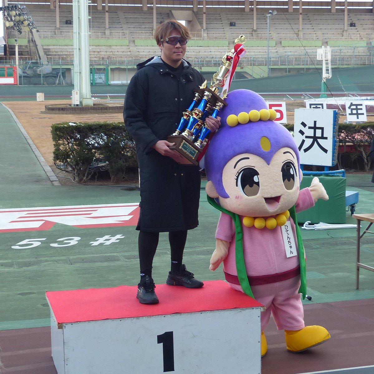 【＃奈良競輪】開設記念最終日・８日 12Ｒ決勝は ＃佐々木悠葵 が打鐘で棚瀬義大を叩いて先行。そのまま押し切って、通算３度目の記念優勝を果たした
「びっくりですね。優勝できると思っていなかったので。でもうれしい。レースは作戦通りにいった。芦沢大輔さんと決まるように仕掛けた」