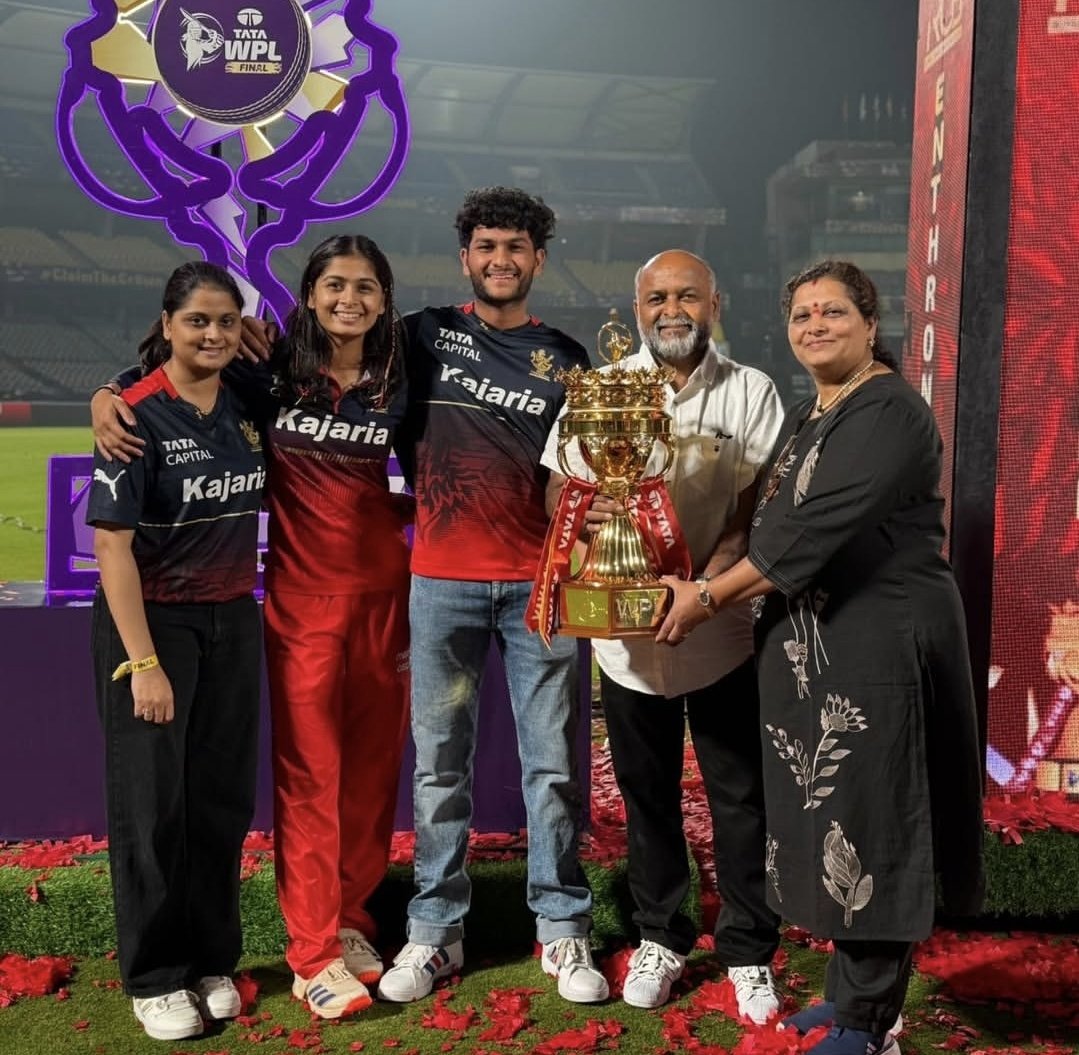 SHREYANKA PATIL &amp; HER FAMILY WITH WPL TROPHY. ♥️