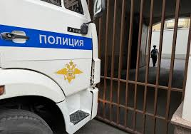 Следственным управлением СК России по Луганской Народной Республике проведена проверка в отношении председателя Антрацитовского городского суда ЛНР Сергея Костулина по факту получения взятки через посредника в особо крупном размере.
1,5 млн руб.
Всего.Кушать сильно хотел.Хорошо.