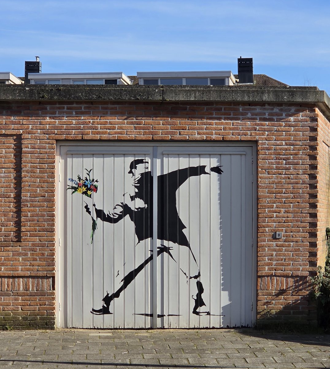 Vlak bij het zwembad. We hebben meer Banksy in ons leven nodig. 
❤️