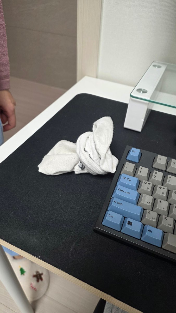 BackToOffice2's tweet image. 양말 빨래통에 잘못벗어놔서 혼났네용 ㅎㅎ... 실순디..