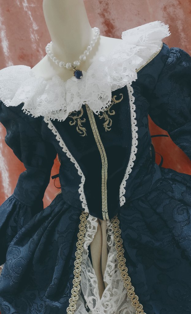 ﾒﾓ📝SD16用ドレス➡SDGrボディ

肩幅とバストの隙間を隠すためのフリルを追加、多少ボリュームは出てしまうけど全体に使用されている白系フリルと同様の色を使用するとそこまで違和感は無し、スカート部分も追加2点ほど縫って形を整えました。