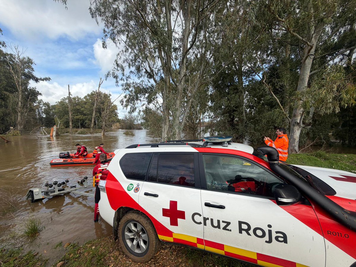 Dos equipos acuáticos de <a href="/CRE_Emergencias/">Cruz Roja Emergencias</a> junto a #Bomberos <a href="/DipdeBadajoz/">Diputación de Badajoz</a> y <a href="/guardiacivil/">Guardia Civil</a> participan en el rescate de 7 personas que se encontraban aisladas cerca de La Garrovilla.