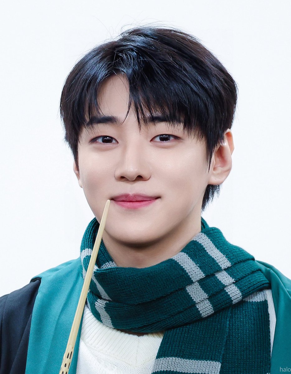 260207 에버라인 대면

슬리데린에 입학하기엔
너무 착둥이의 모습이긴해..

근데 짱이는 뱀띠잖아🐍

#재찬 #JAECHAN