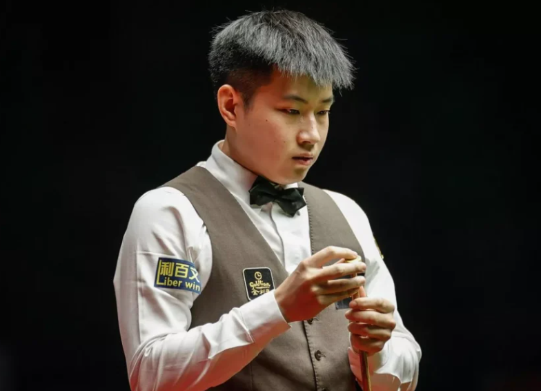 147Magtr's tweet photo. #WorldGrandPrix finalinde Zhang Anda'yı 10-6 mağlup ederek şampiyonluğa ulaşan Zhao Xintong £180,000 para ödülünün sahibi oldu.
Maçta beş yüzlük seri ve dört 65+ seriye imza atan son dünya şampiyonu, bu sonuçla şu ana kadar çıktığı dört sıralama turnuvası finalini de kazanmış oldu.