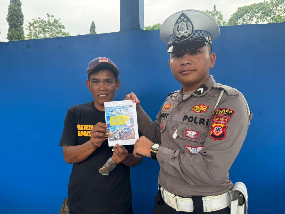 Satlantas Polres Garut Sosialisasikan Keselamatan Berlalu Lintas melalui Pamflet

Garut – Satuan Lalu Lintas (Satlantas) Polres Garut melaksanakan kegiatan sosialisasi keselamatan berlalu lintas melalui pembagian pamflet edukatif kepada para pengendara di wilayah Kabupaten Garut.