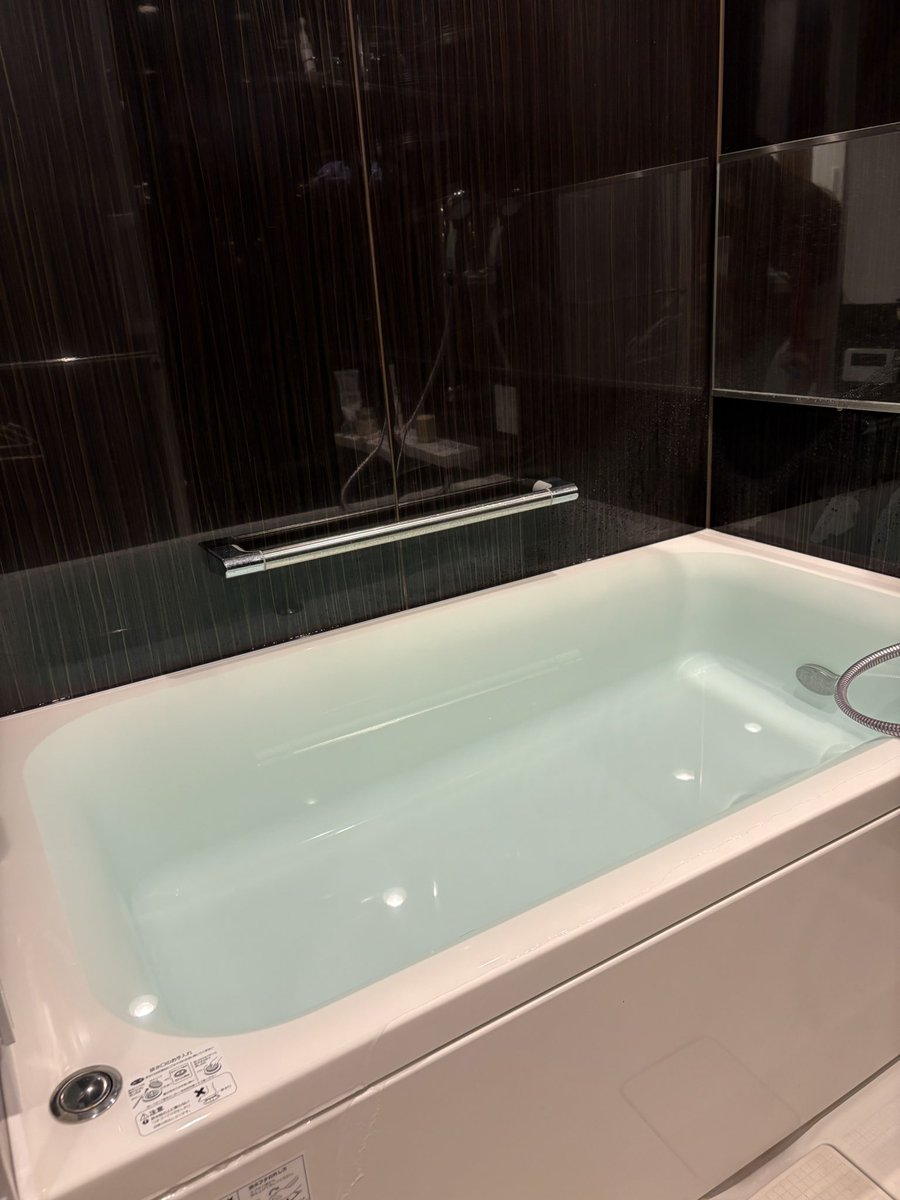 ADHDが久しぶりにバスタブ入ろうとしたらこれよ🛁しかも冷水だし🛁ほぼプールじゃん
お風呂嫌いがこうやって加速する……..