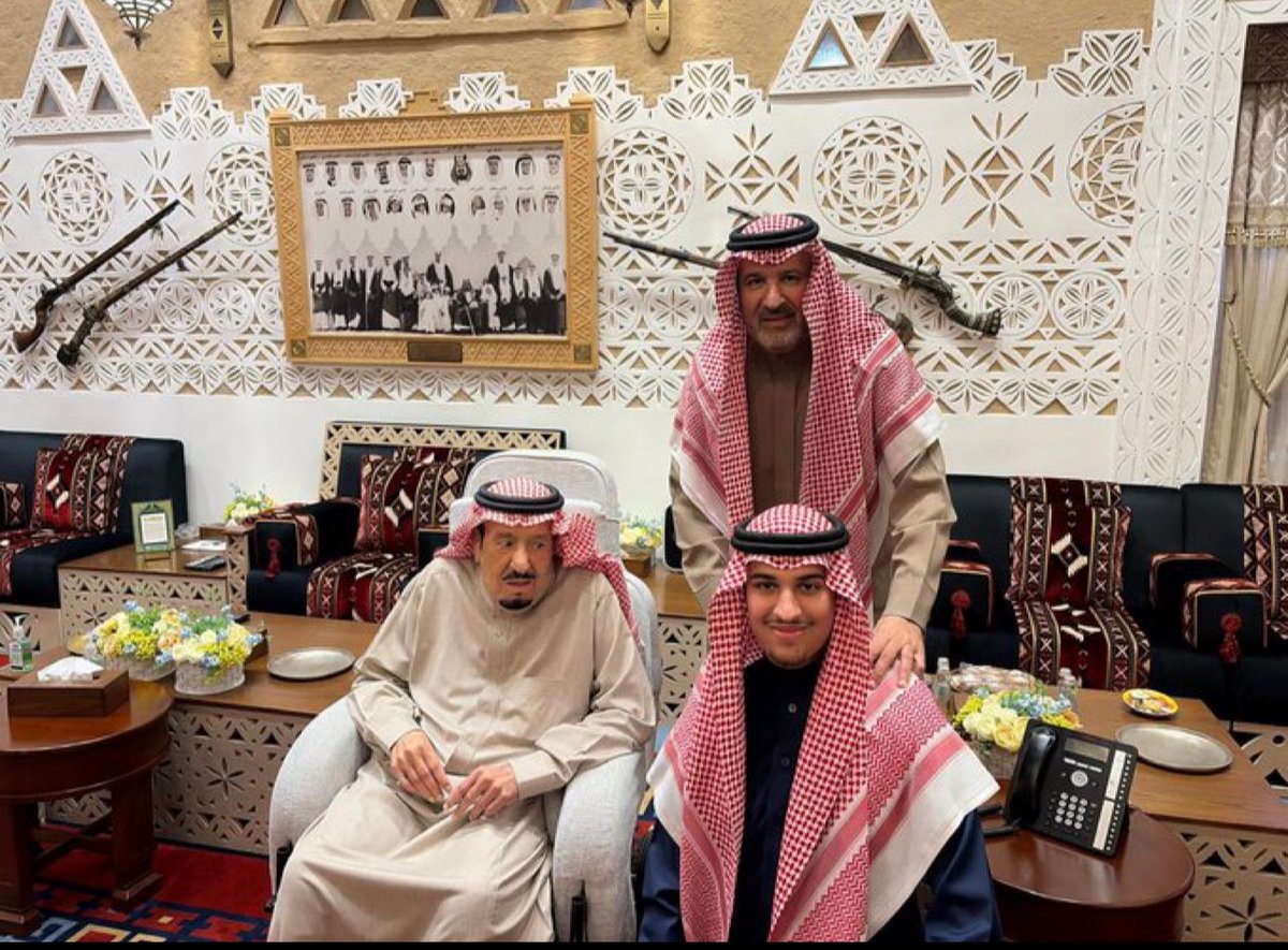 مولاي #خادم_الحرمين_الشريفين 
#الملك_سلمان_بن_عبدالعزيز 
حفظه الله ورعاه وأطال الله عمره 
وابنه  الأمير فيصل بن سلمان 
وحفيده الأمير أحمد بن فيصل بن سلمان
في صور حديثه حفظهم الله جميعاً ..