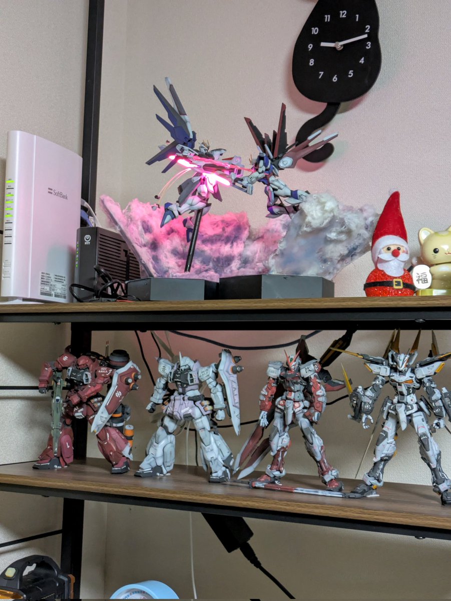 K316431887's tweet image. 自部屋に置けなくなったガンプラ達
リビングに飾っていいと了解を得たので🙆‍♂️転倒するので足に両面テープで固定してます👨‍🔧