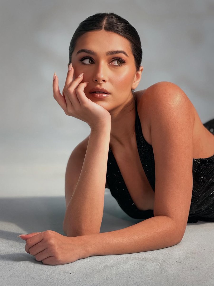 bombaytimes's tweet image. #TaraSutaria drops a sleek, soft-glam moment proving once again that less really is more🔥✌

 #minimalism #lessismore #naturalmakeup