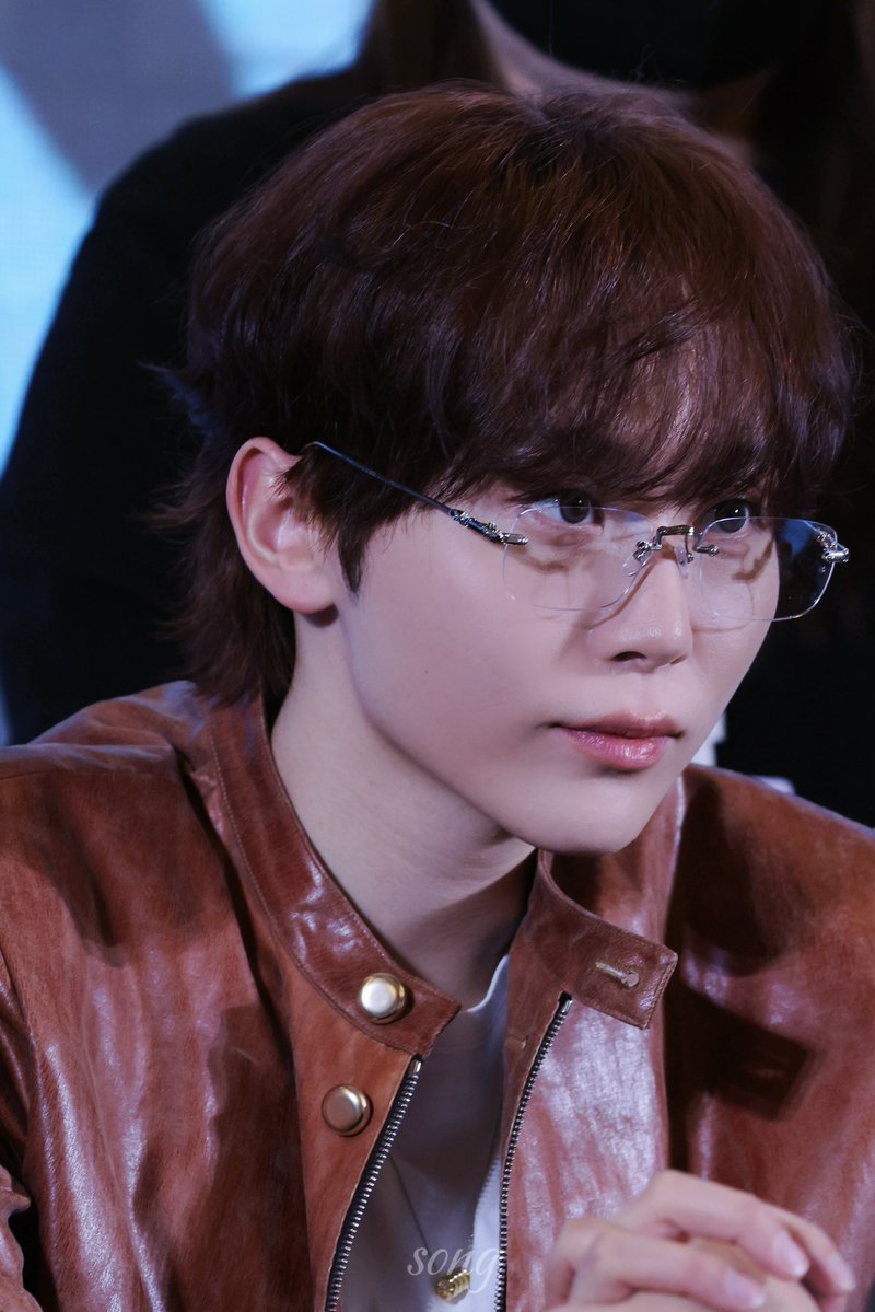 verkwantales's tweet image. BOO IN SPECS. OH GOD.