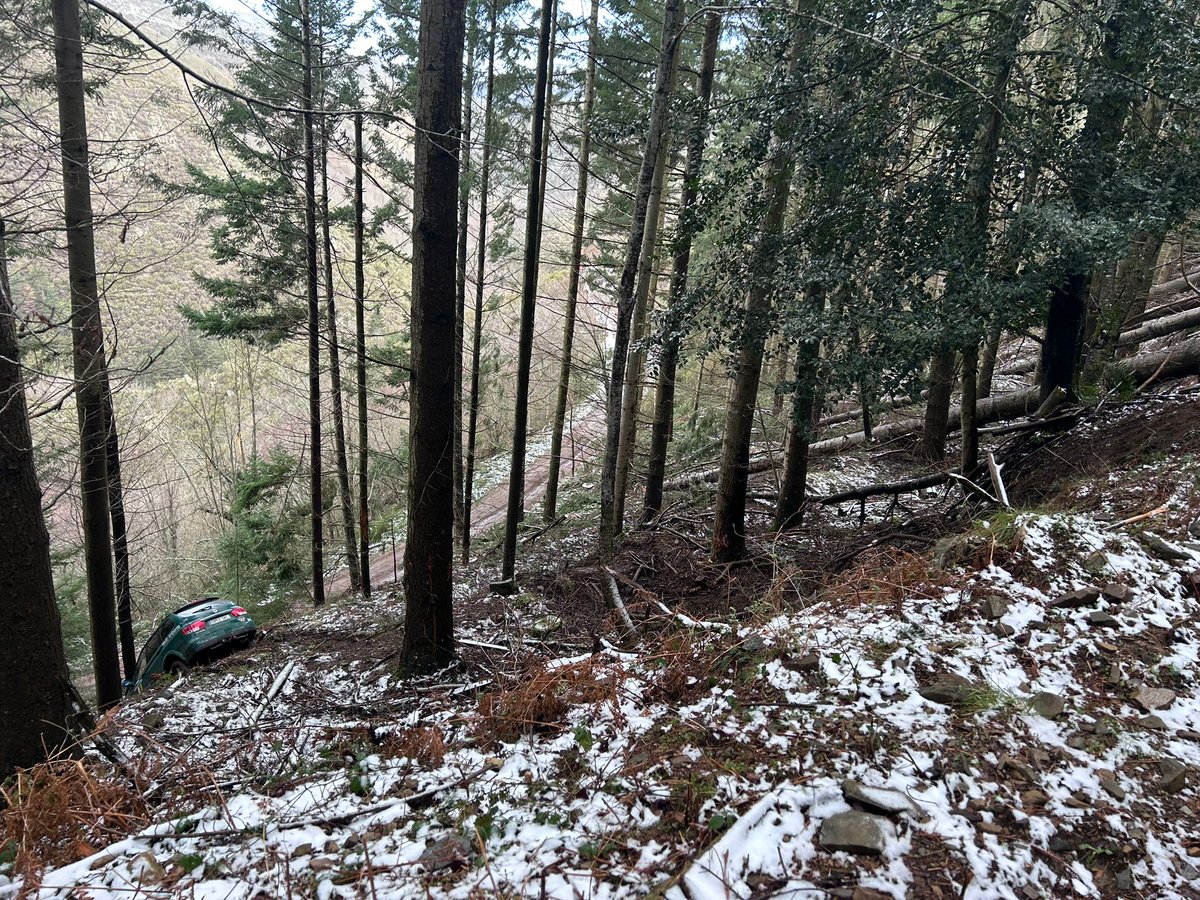 En un trabajo rutinario de control de aprovechamiento forestal
Vehículo todocamino con 18 años de antigüedad, sin bloqueo diferencial, por suerte solo daños materiales.
<a href="/lariojaorg/">Gobierno de La Rioja</a> <a href="/MAmbienteRioja/">MedioAmbienteLaRioja</a> Vais a esperar a las pérdidas personales?
Donde va el dinero de los contribuyentes?