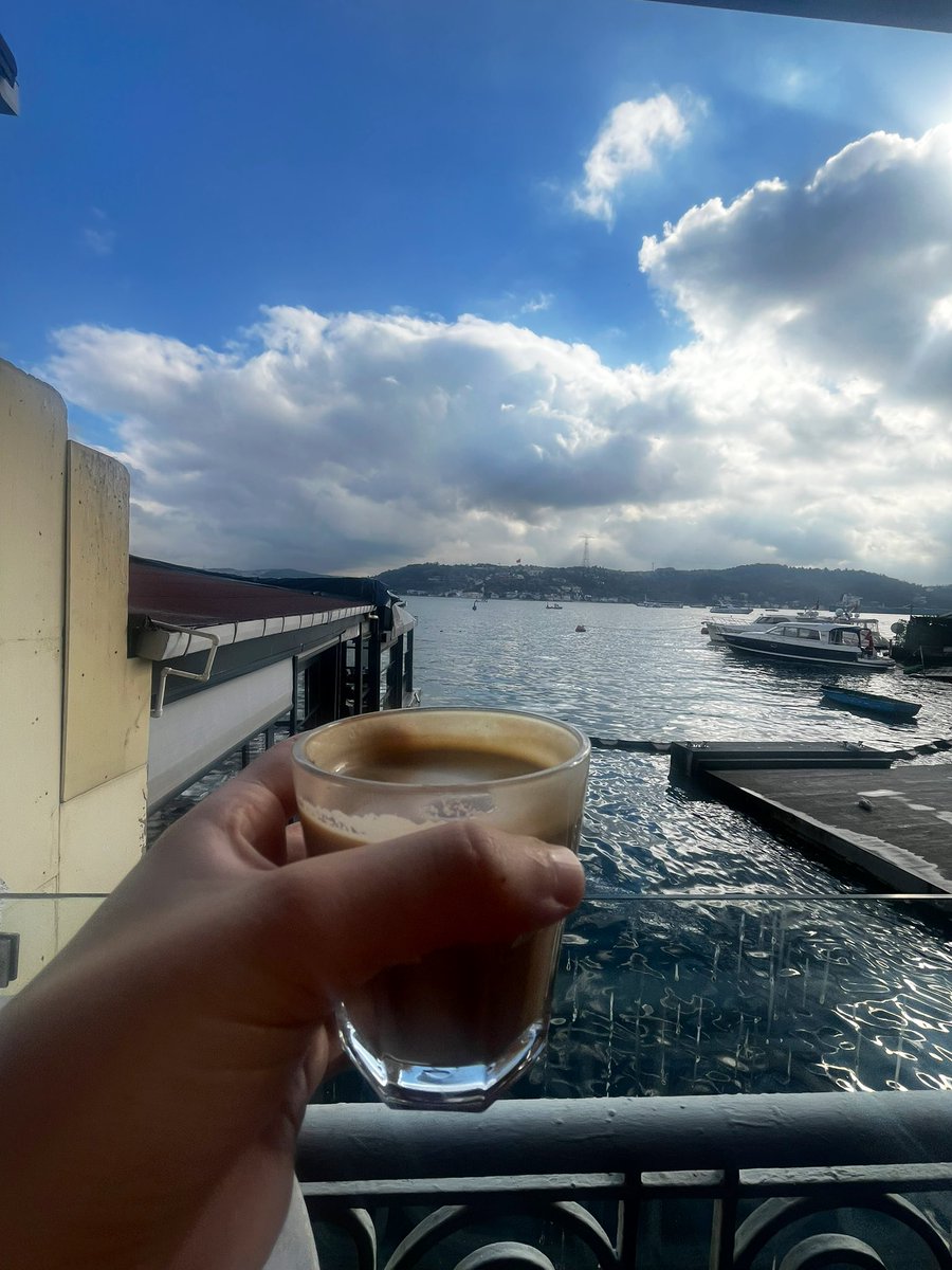 İstanbulda kahve için girdiğin herhangi bir eslab🌸