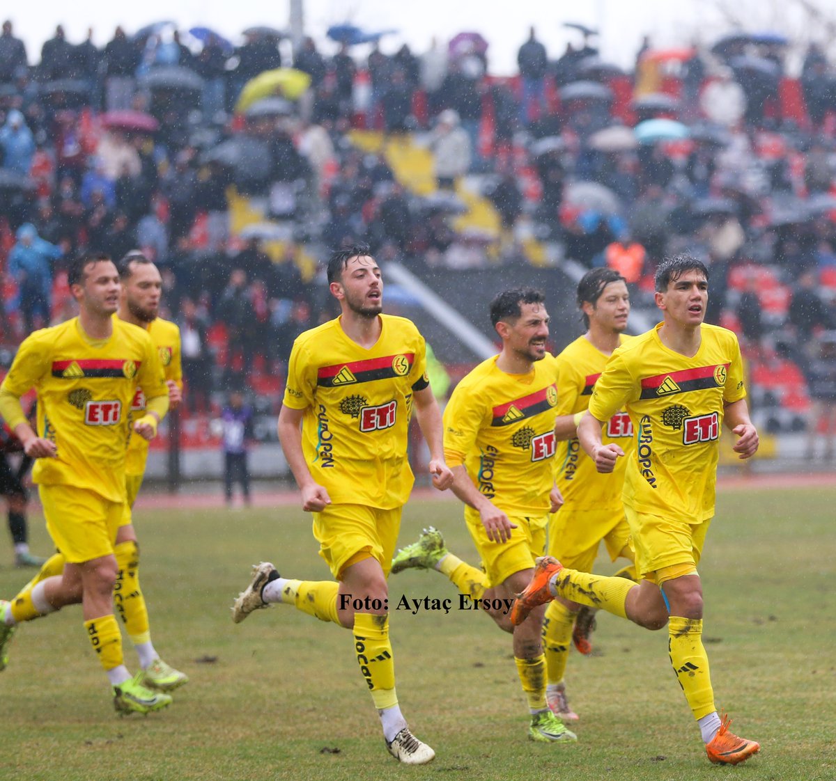 Yağmurlar yağsın şimşekler çaksın⚡️
#Eskişehirspor #Uşakspor