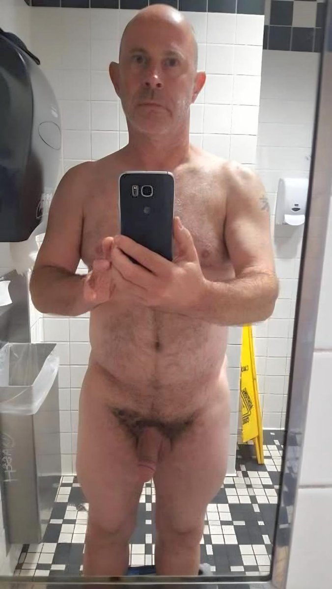 Bathroom Mirror Selfie #daddy #gay #onlyfans #nakeman 
onlyfans.com/jeffreyhuntwell