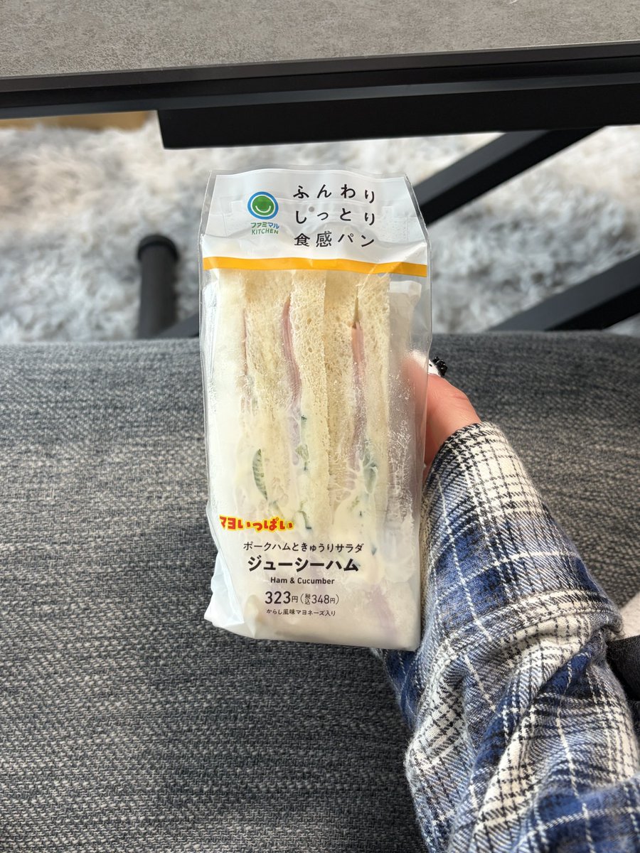 9_manatee_6's tweet photo. 朝：グレープフルーツ、しゃけおにぎり
昼：サンドウィッチ（持ち歩いてたらちょっと潰れちゃった）
夜：美と健康 10salad（4分の3）
間食：ミックスナッツちょいと

今日はサロンモデルのお仕事があったんだけどそのときにもらったケータリングたちで過ごした！てか雪すごかったね https://t.co/eGyMsCDkPZ