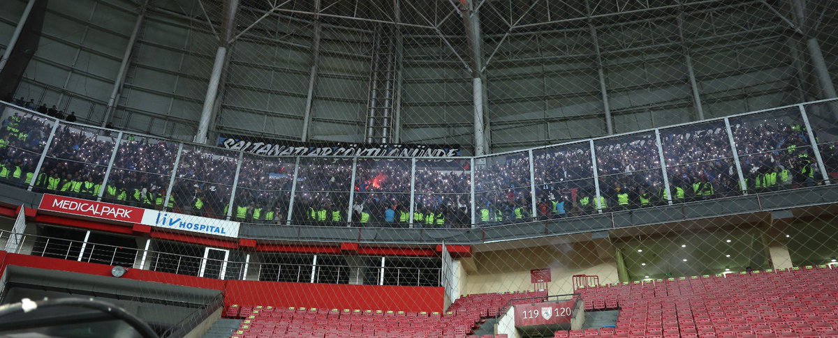 Trabzonspor’un büyüklüğünü tartışanların geldiği nokta: erken çıkış. Skor tabelası konuşur, tribünler susar. Bazıları büyüklüğü tartışır. Trabzonspor sahada cevabı verir.