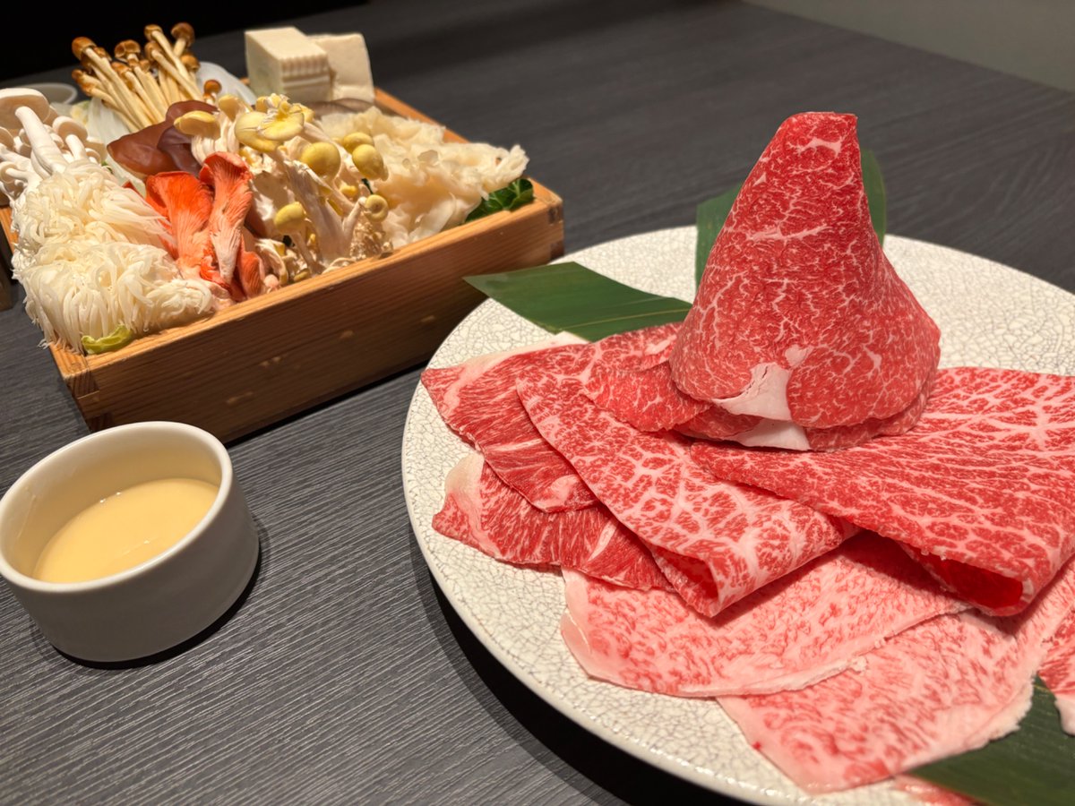 akngbktn's tweet photo. 肉を食べに行ったら謎のキノコが山盛り出て来てよかった🍄 https://t.co/HYk4Awo84F