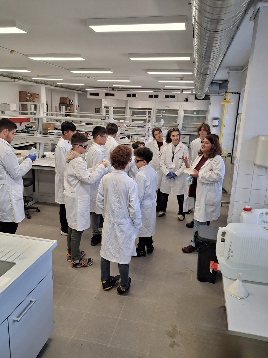 Aquí teniu el Taller 6️⃣ - És un sòlid 🪨, és un líquid 💧, llavors què és❓️Aquest dissabte els estalquimers 👨🏻‍🔬👩🏻‍🔬 han experimentat amb els gels, uns materials amb propietats úniques ✨️ que els fan tenir nombroses aplicacions. Vosaltres què diríeu què és❓️🤔