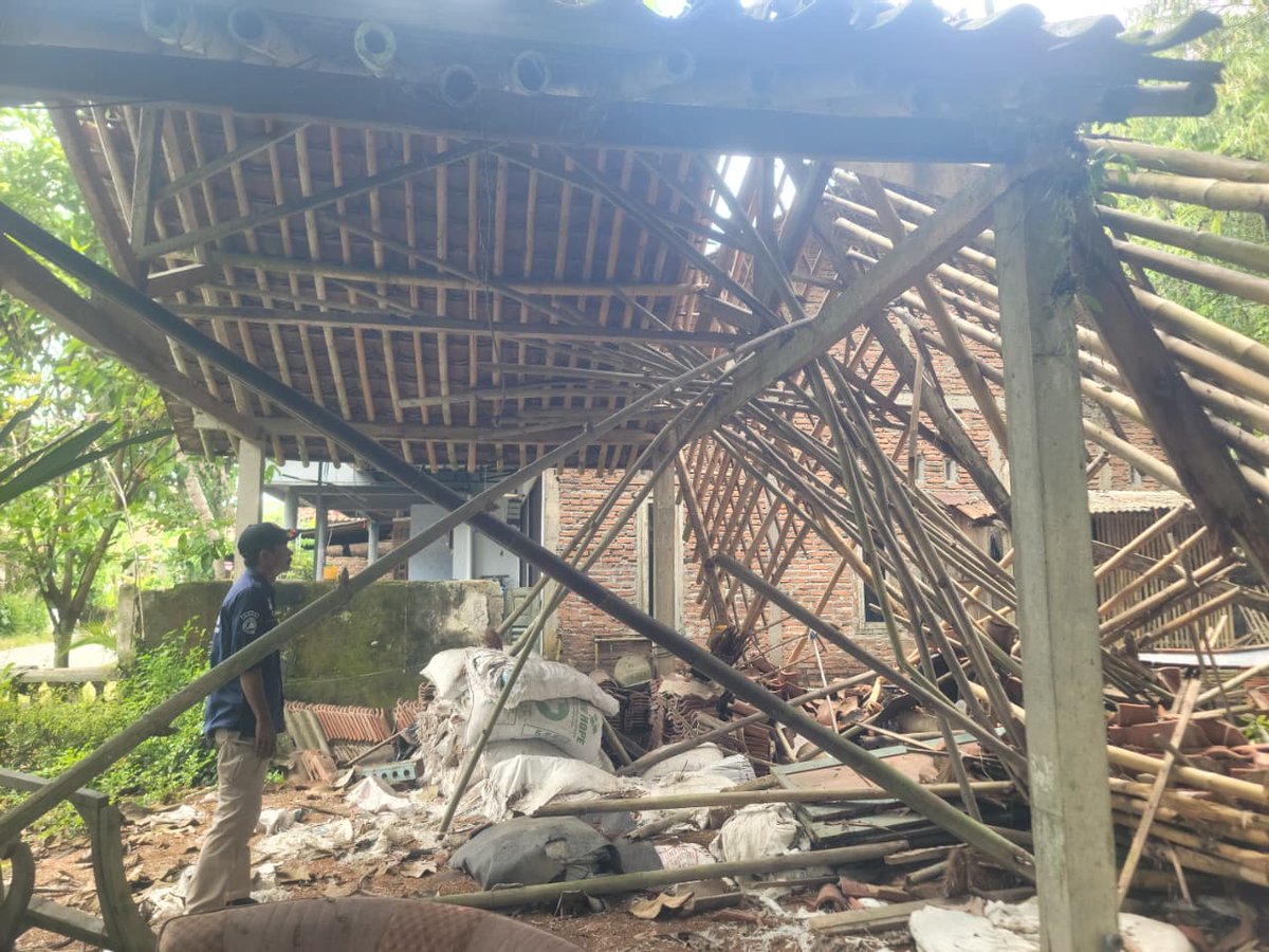 Cuaca ekstrem berupa hujan deras disertai angin kencang menyebabkan kandang kosong milik warga roboh di Dk. Sengon Utara RT 03 RW 04 Desa Sidomoro, Kec. Buluspesantren, Rabu (4/2/2026) pukul 01.10 WIB.