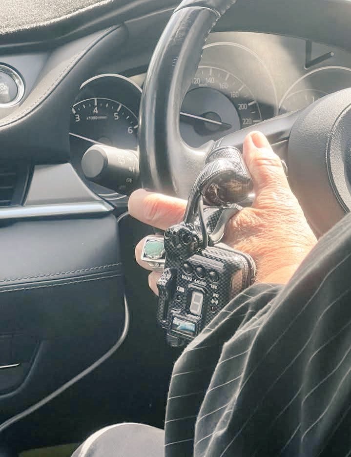 LuisPinaCastro's tweet photo. 🤔Alguien sabe que es el dispositivo que lleva este conductor en su mano? #Curiosidades https://t.co/OpF2T1WxT2