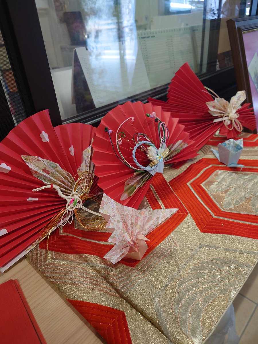 KiharaAiko's tweet image. 2月8日
素晴らしい先生に教わりながら皆さんと一緒に扇を作りました🪭
私の不器用さが…😅
でも先生の素晴らしいご指導と皆さんの励ましのお陰で扇が完成☺️
この度は皆様ありがとうございました☺️
また企画頂きました皆様ありがとうございました #扇 #製作活動  #不器用 #下松市議会議員 #きはらあいこ